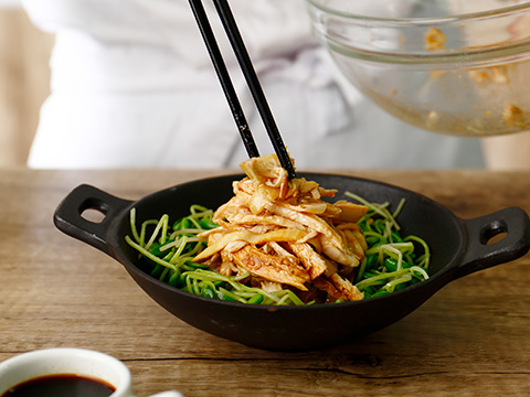 黑豆苗装盆打底,装入鸡丝。