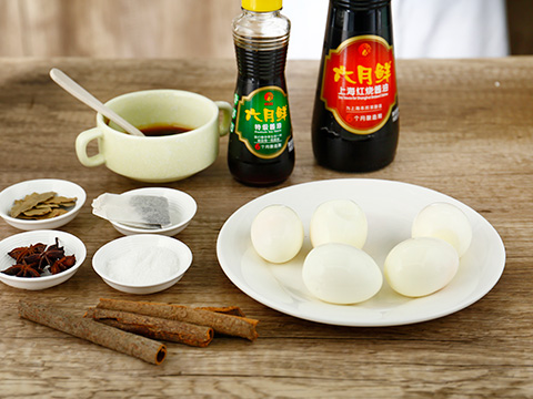 煮熟的鸡蛋去壳,待用。