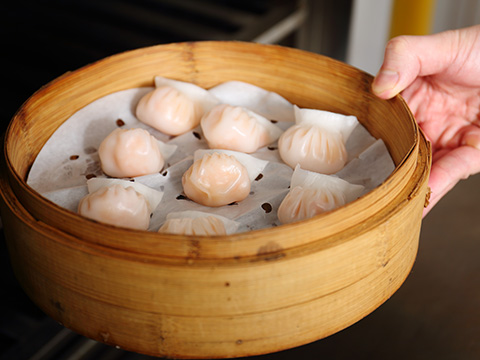 蒸笼里铺上油纸,将做好的虾饺放在蒸笼里,大火蒸 4-5 分钟,即可出笼。