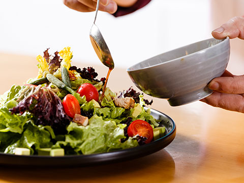 苦菊、生菜装入盘子,西红柿装点,淋上调汁搅拌即可。